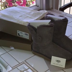 UGG w Bailey Button II